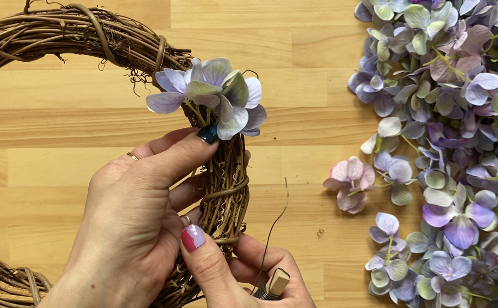 初心者でも簡単リース作り ワイヤーで巻くだけ 造花の 紫陽花リース の作り方 Hanamika